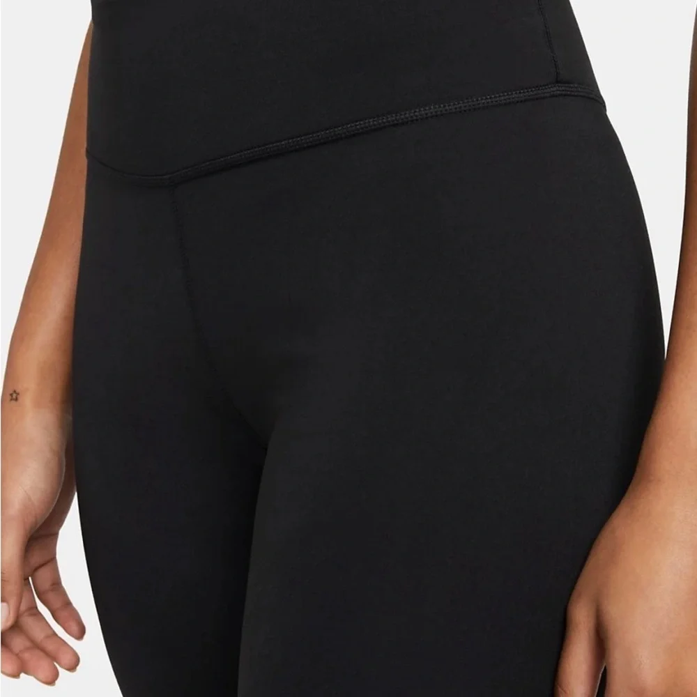 NWT Nike cropped leggings
